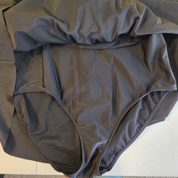 629-6 Torrid One-Piece Swimsuit V-Neck Black Asymmetric Skirt Size 1 (14/16) - Picture 9 of 11